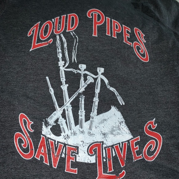 🔓LOUD PIPES SAVE LIVES graphic tee NEW men’s S - Picture 2 of 5